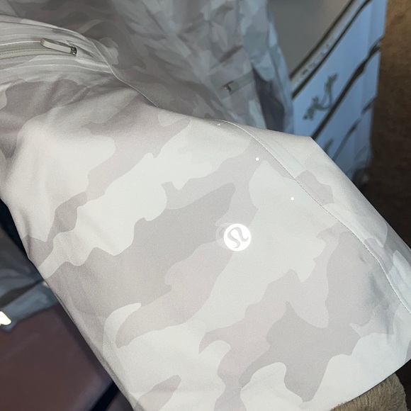 NWT Lululemon Rain Jacket - Picture 8 of 9